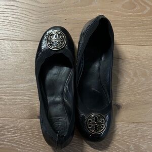 Tory Burch Black patent leather Flats with Logo. Size 9.